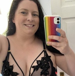 Mature woman cuddlykat4fun from Northamptonshire looking for NSA sex