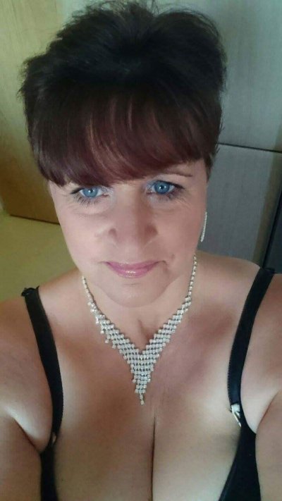 I'm size 14 single. Live alone.Looking for male aged 40 to 50 yrs old.Single.