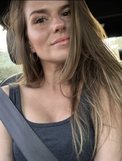 Independent, busy, and living life properly but always open to the right distraction. I appreciate confidence without arrogance and someone who knows how to make me feel comfortable in bed and encourage me my true slutty self.