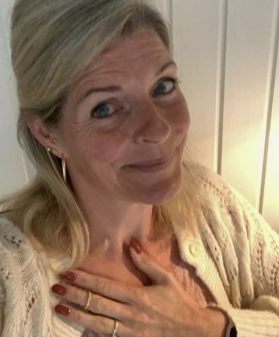 A touch sweet, a hint of cheeky, and always sincere. I treasure good company, meaningful conversations, and that subtle tension when two people realise there’s something quietly special between them. If you're confident yet kind, and you know how to appreciate a woman, I have a feeling we could get along effortlessly.