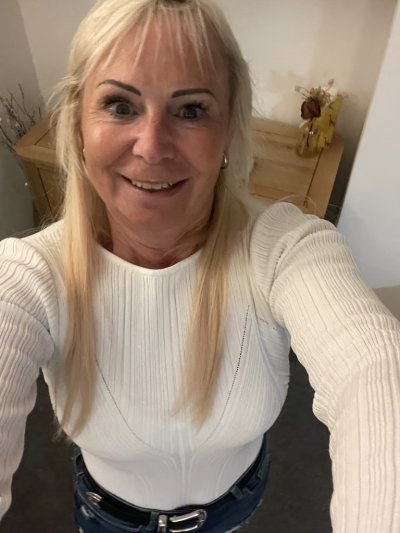 Curvy and Sexy. Seeking down to earth, thoughtful, hygienic play partner. Be well-mannered & body positive. Thanks xxx