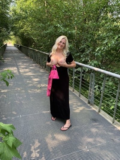 Just got out a relationship 8 months ago and haven't really taken advantage of being single again. Sex wasn't great then but it's even worse now lol anyway hope to meet a nice man for a little sexy playtime. Even just snogging would be nice x