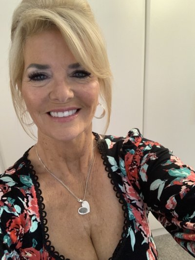 scented-candles (60) – mature woman over 40 in Dorking