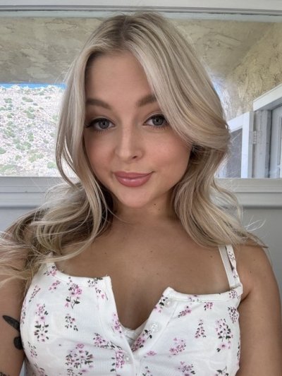 Would like to meet a more mature, open minded and experienced guy who can maybe teach me a thing or two :) Open to one-time but prefer ongoing.