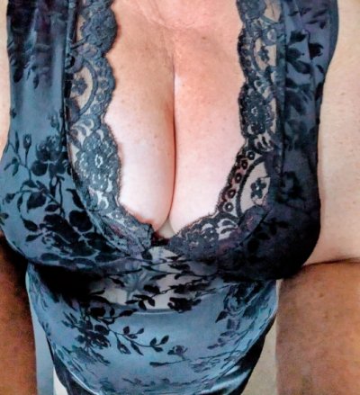 We're a married couple that would love a female to join us in some naughty fun. We both love a laugh & would love naughty females to have fun with us. We love sex , I'd love to watch my husband fuck someone while I watch.