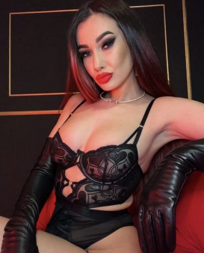 I am a mistress looking for a submissive slave to serve me for long.