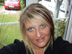 eyes4711 (42) – mature woman over 40 in Chesterfield
